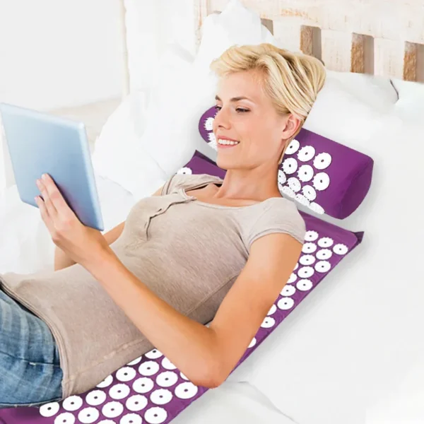 Yoga-Massage-Pads mit großen Berührungspunkten für eine bessere Nacken-, Rücken- und Fußmassage Haushaltsmassage Schmerzlinderung Kissen in Lila Farbe